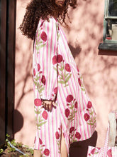 Klassisches, lässiges Swing-Kleid mit Streifen und Blumenmuster